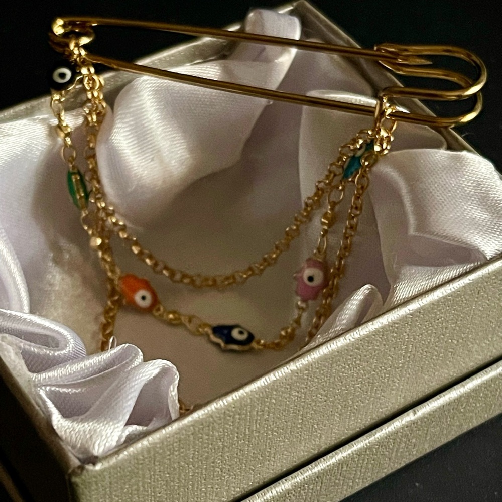 Women Pin in gold tone with little eyes beads